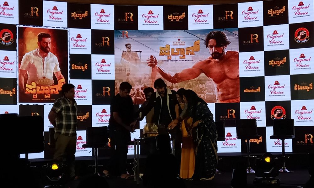 Pailwaan Team Cuts a Cake Pailwaan,pailwan,pailwaan pre release event,sudeep,kiccha sudeep,aakanksha singh,s krishna