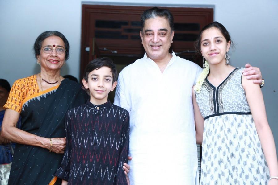 Kamal Haasan with his Family Members Kamal haasan,kamal haasan birthday,kamal haasan 65th birthday,kamal haaasan birthday celebration