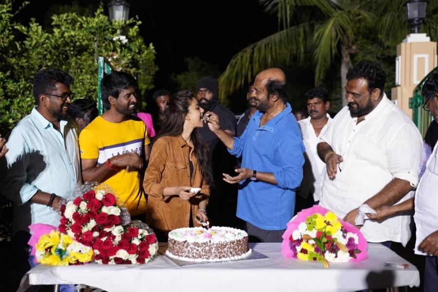 Soori, Keerthy Suresh, Rajinikanth and Siruthai Siva Keerthy suresh,rajjinikanth,darbar,keerthy suresh cut cake,mahanati