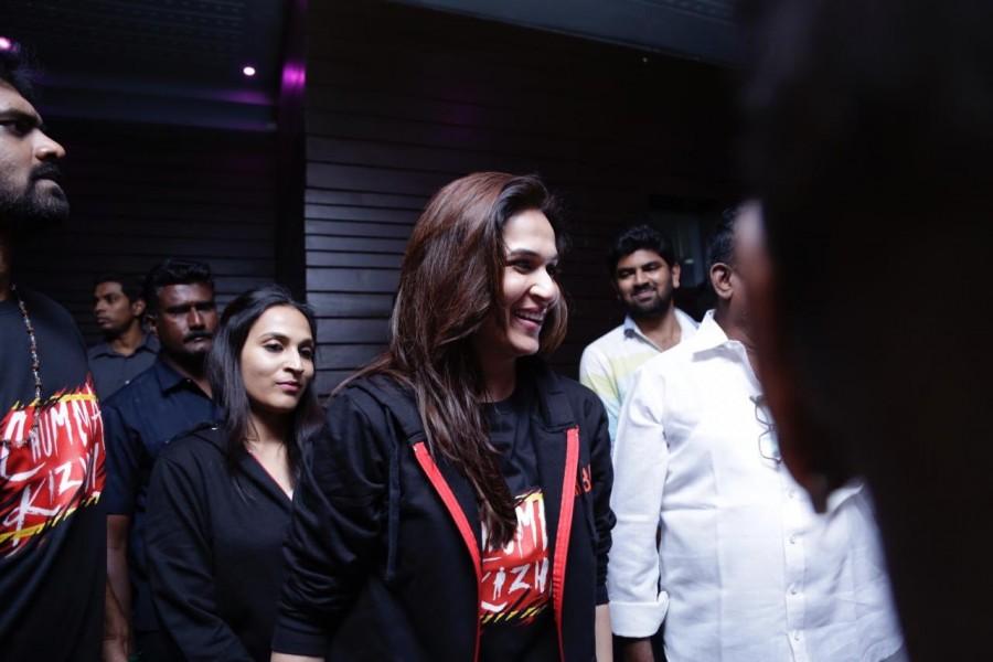 Aishwarya Dhanush and Soundarya Rajinikanth Rajinikanth,darbar,raghava lawrence,rajinikanth family watch darbar,rajinikanth darbar