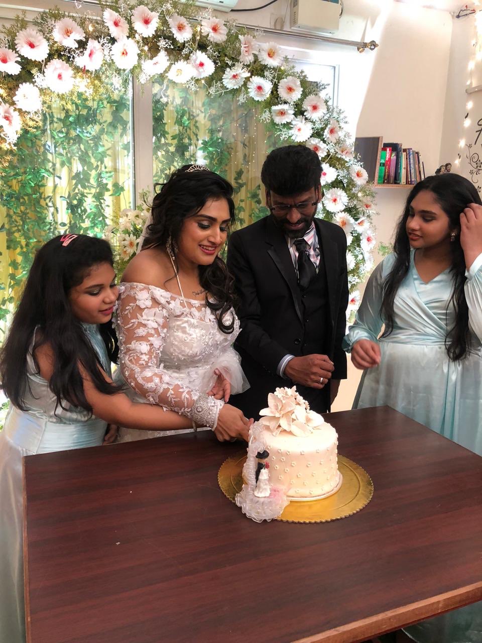 Vanitha-Peter Cut Cake Vanitha vijayakumar,vanitha vijayakumar wedding,vanitha vijayakumar marriage,vanitha vijayakumar marriage pics,vanitha vijayakumar wedding photos,vanitha vijayakumar peter paul,kollywood celebrity wedding