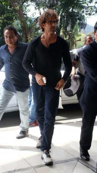Hrithik Roshan Snapped at Airport