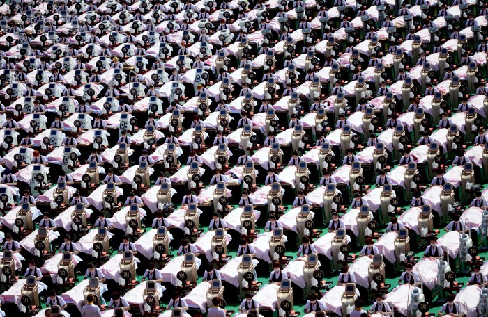 A group of 1000 customers receive a facial massage at a sports centre in Jinan, Shandong province, China, May 4, 2015 Weird World Records,World Records,Guinness record,Guinness record 2014,Guinness record 2015,world records list,world records 2013,world records human body,amazing world records,world records dance,easy world records to break