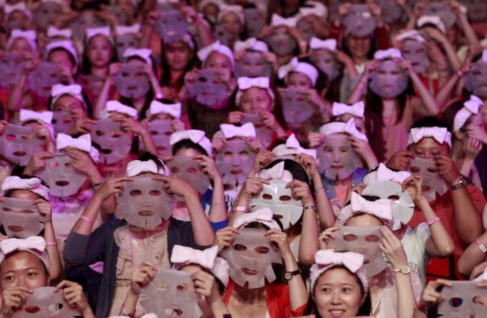Participants get ready to apply facial masks in Taipei Weird World Records,World Records,Guinness record,Guinness record 2014,Guinness record 2015,world records list,world records 2013,world records human body,amazing world records,world records dance,easy world records to break