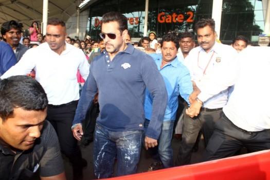 Salman Khan Spotted At Mumbai Airport