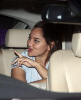 Sonakshi Sinha Visit Salman Khan At Galaxy Apartment