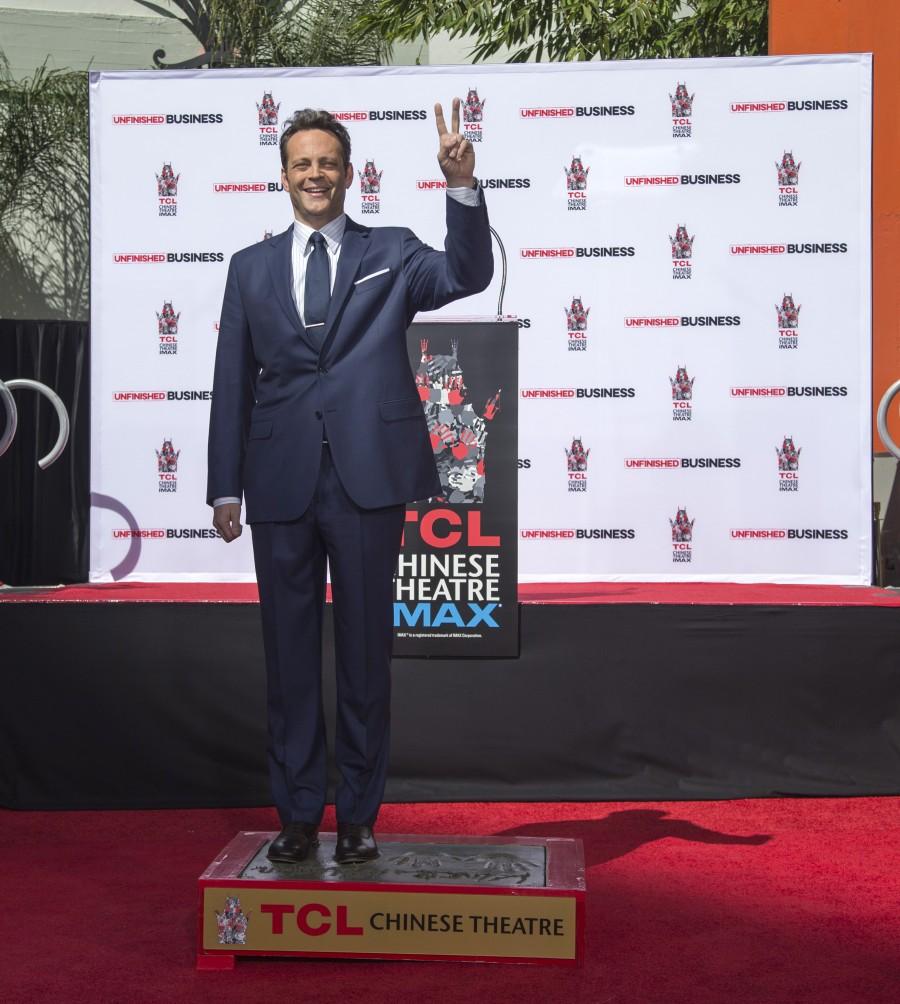 Vince Vaughn leaves his footprints in cement (REUTERS) Vince Vaughn,handprints,footprints,TCL Chinese theatre,Hollywood,Jon Favreau,James Marsden,photos