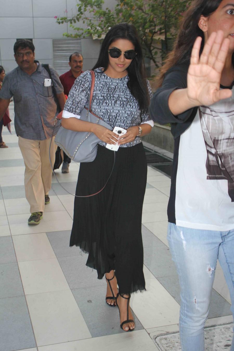 Asin snapped at Mumbai airport Katrina kaif,Cannes Film Festival 2015,priyanka chopra,new york,celebs spotted,mumbai airport,asin,juhi chawla,Lauren Gottlieb,jackky bhagnani,photos