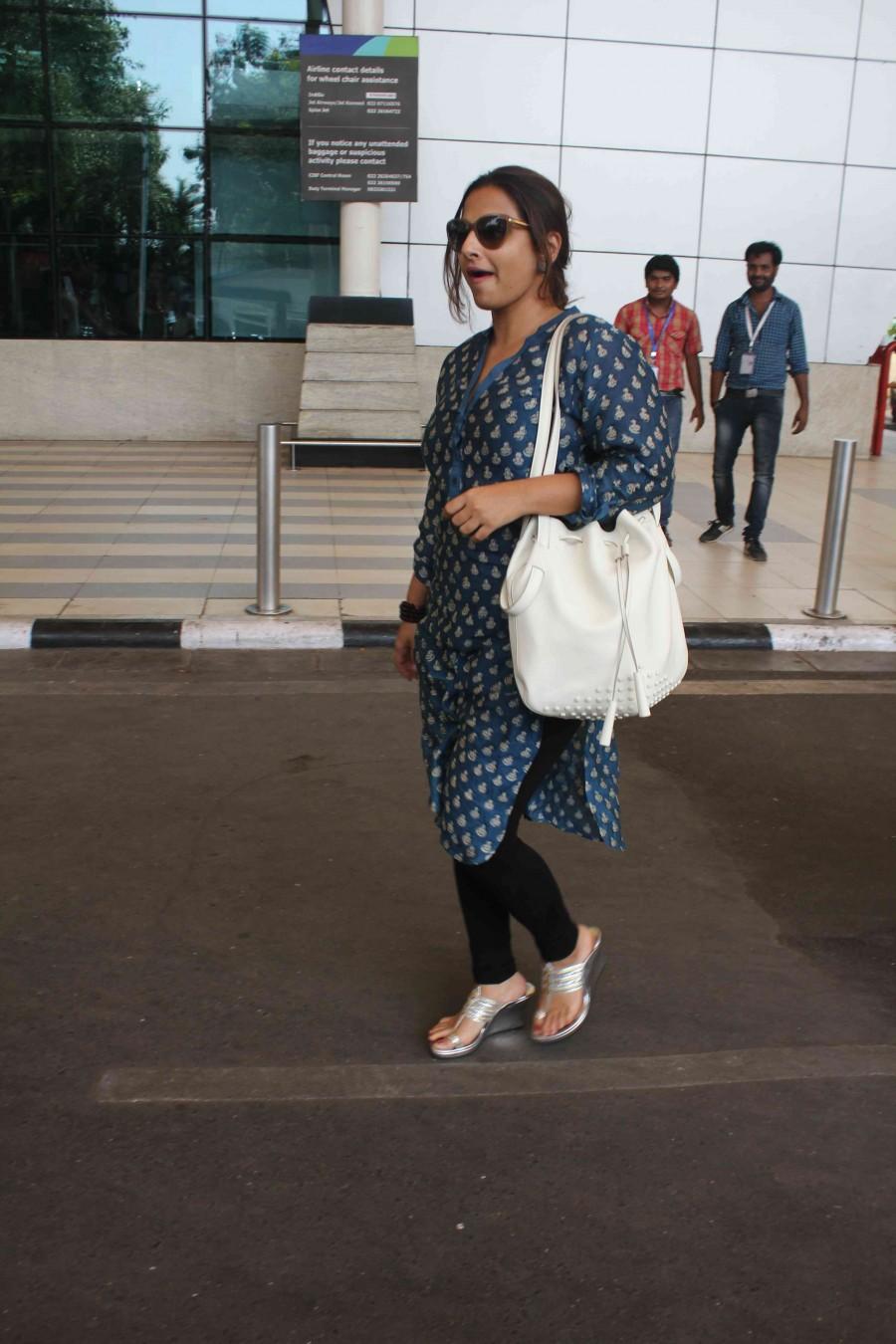 Bollywood Actress Vidya Balan spotted at Airport Vidya Balan spotted at Airport,Vidya Balan,actress Vidya Balan,Vidya Balan at airport,Vidya Balan pics,Vidya Balan images,Vidya Balan photos,Vidya Balan stills,Vidya Balan pictures,actress Vidya Balan pics,actress Vidya Balan images,actress Vidya Balan ph