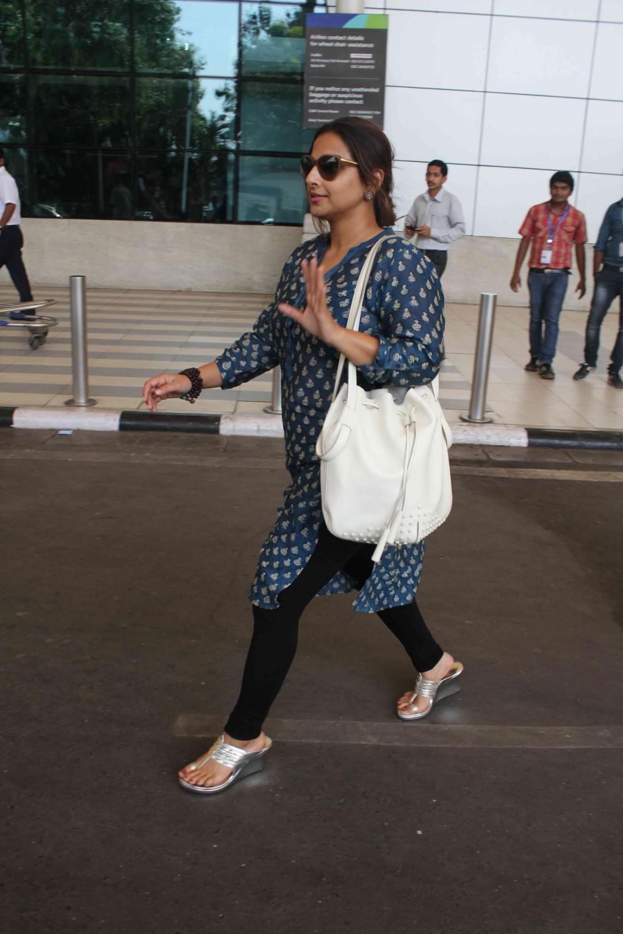 Vidya Balan snapped at Airport Vidya Balan spotted at Airport,Vidya Balan,actress Vidya Balan,Vidya Balan at airport,Vidya Balan pics,Vidya Balan images,Vidya Balan photos,Vidya Balan stills,Vidya Balan pictures,actress Vidya Balan pics,actress Vidya Balan images,actress Vidya Balan ph