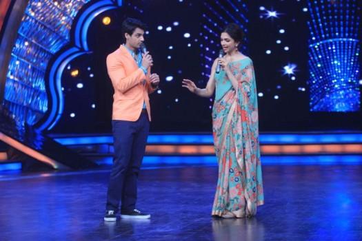 Deepika Padukone Promotes PIKU at Zee TV DID Super Moms