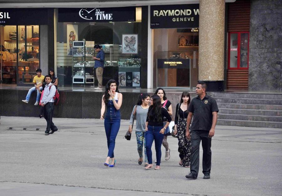 Kriti Sanon walks towards ALDO store Kriti Sanon,Heropanti,ALDO,Spring Summer 2015 Collection,photos