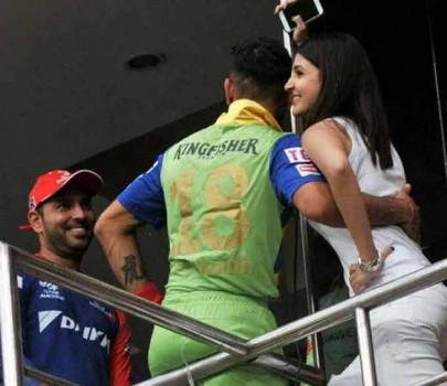 Virat Kohli meets Anushka during match