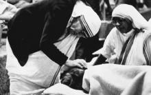 Mother Teresa attends to a patient in Calcutta's teeming slum in 1986 hours before the arrival of Pope John Paul.