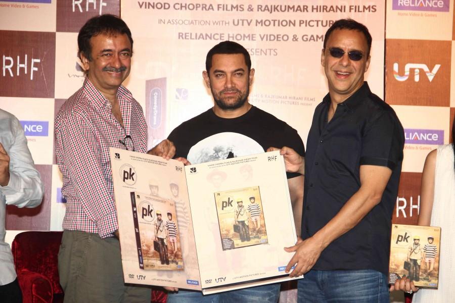 Aamir Khan, reportedly, apologised to those who got offended by the film' saying that there was no intention to hurt religious sentiments of anyone PK,aamir khan,rajkumar hirani,vidhu vinod chopra,DVD launch,PK DVD,photos