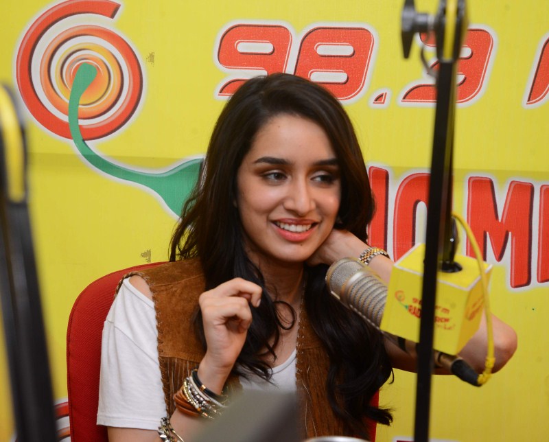 Varun Dhawan and Shraddha Kapoor Promote 'ABCD 2' at Radio Mirchi