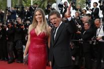 Actor Antonio Banderas (R) and his girlfriend Nicole Kimpel pose on the red carpet