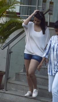 Parineeti Chopra Spotted at Juhu