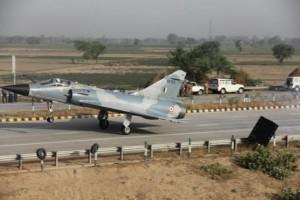 Mirage 2000,Mirage 2000 Fighter Jet,Yamuna Expressway,Indian Air Force (IAF),Indian Air Force,fighter jet,Fighter jet lands on expressway,Indian Air Force Mirage