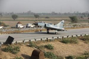 Mirage 2000,Mirage 2000 Fighter Jet,Yamuna Expressway,Indian Air Force (IAF),Indian Air Force,fighter jet,Fighter jet lands on expressway,Indian Air Force Mirage