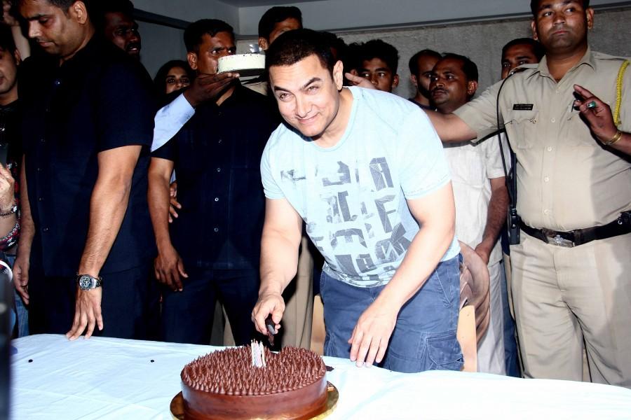 Aamir Khan cuts cake on his 50th birthday Aamir khan,aamir khan birthday,PK,50th birthday bash,Golden Jubilee,birthday celebration,photos