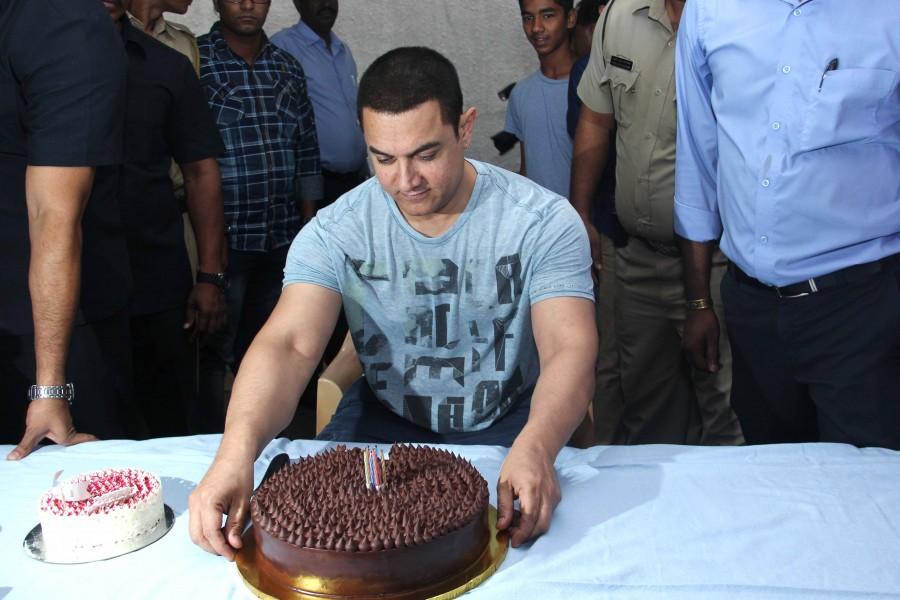 Reportedly, wife Kiran Rao has planned surprise birthday bash for Aamir Aamir khan,aamir khan birthday,PK,50th birthday bash,Golden Jubilee,birthday celebration,photos