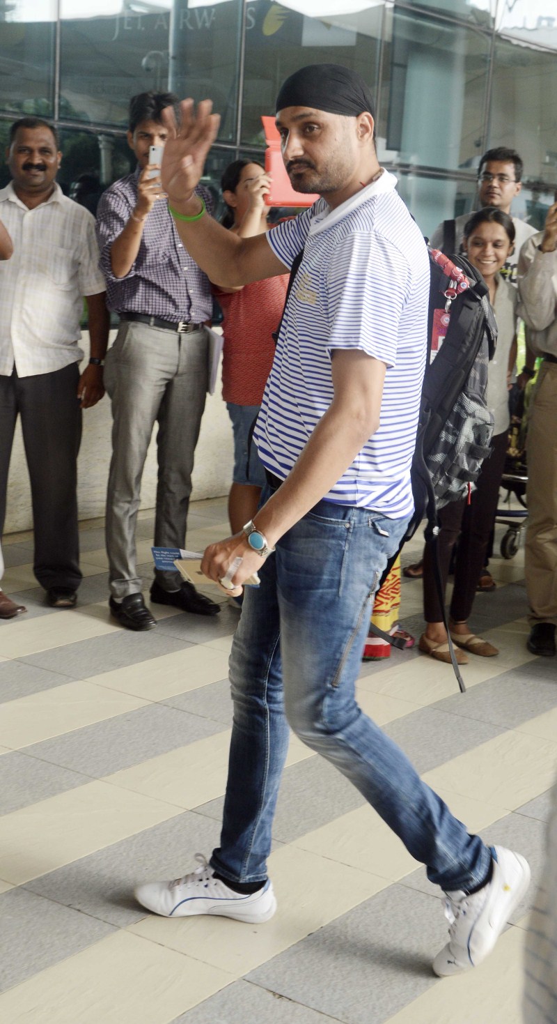 Harbhajan Singh spotted at Airport Mumbai Indian Players spotted at Airport,Mumbai Indian Players,Mumbai Indian at Airport,Mumbai Indian,Indian cricketers,ipl 2015,ipl 8