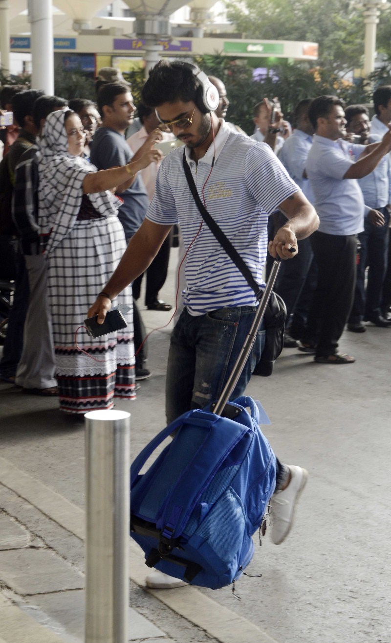 Mumbai Indian Players spotted at Airport Mumbai Indian Players spotted at Airport,Mumbai Indian Players,Mumbai Indian at Airport,Mumbai Indian,Indian cricketers,ipl 2015,ipl 8