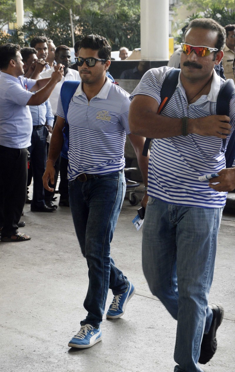 Mumbai Indian Players spotted at Airport Mumbai Indian Players spotted at Airport,Mumbai Indian Players,Mumbai Indian at Airport,Mumbai Indian,Indian cricketers,ipl 2015,ipl 8
