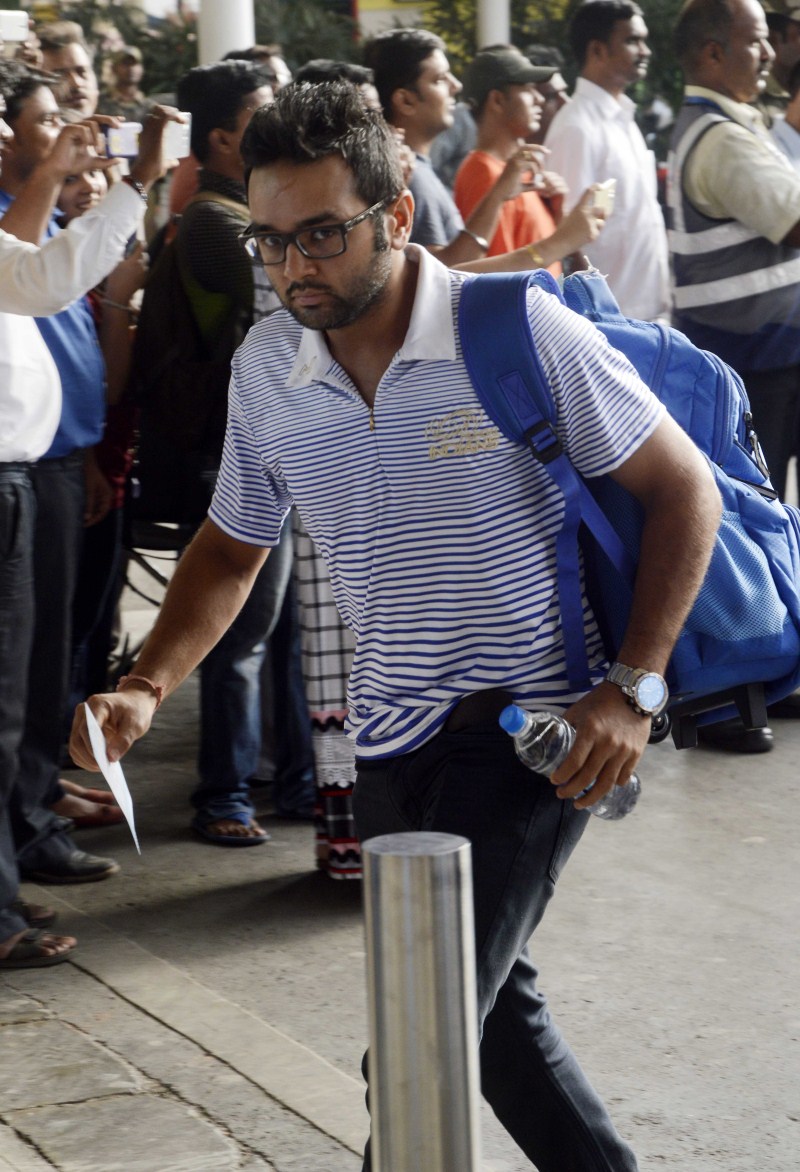 Parthiv Patel spotted at Airport Mumbai Indian Players spotted at Airport,Mumbai Indian Players,Mumbai Indian at Airport,Mumbai Indian,Indian cricketers,ipl 2015,ipl 8