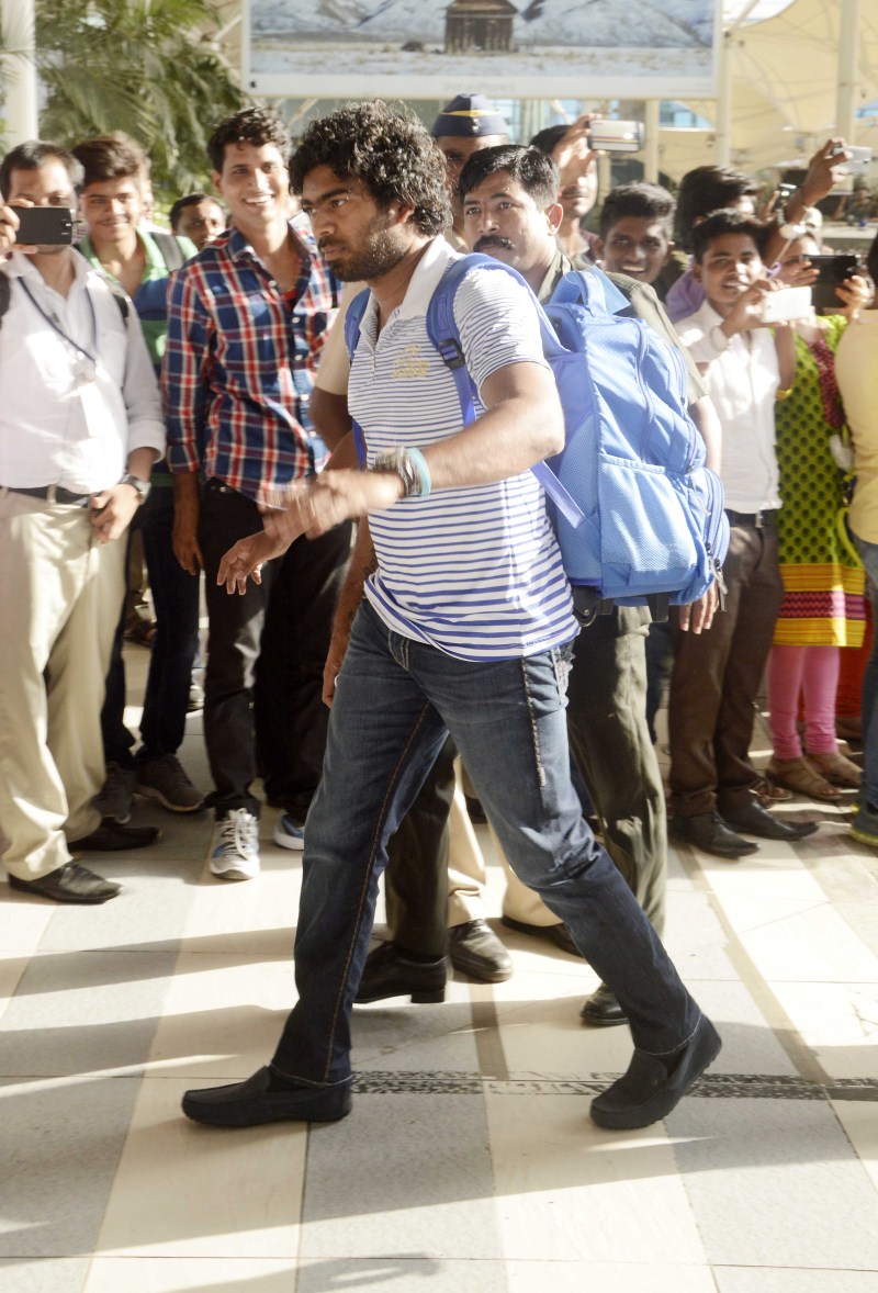Lasith Malinga spotted at Airport Mumbai Indian Players spotted at Airport,Mumbai Indian Players,Mumbai Indian at Airport,Mumbai Indian,Indian cricketers,ipl 2015,ipl 8