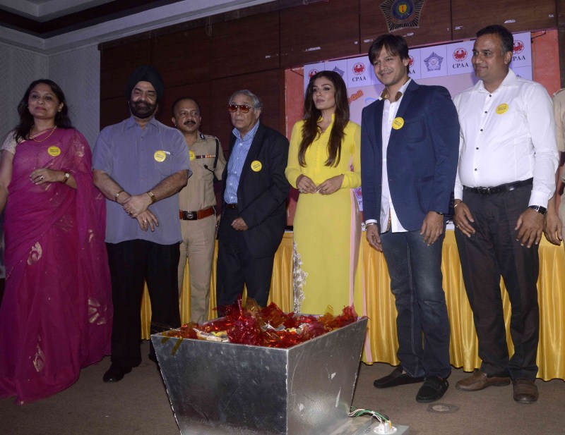 Raveena Tandon and Vivek Oberoi launch Tobacco Free Mumbai Police ...