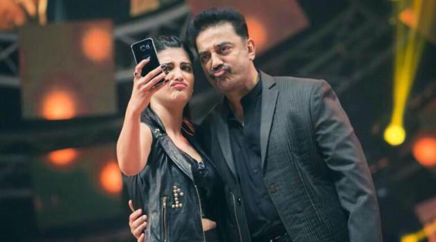Shruti Haasan Selfie with Kamal Hassan