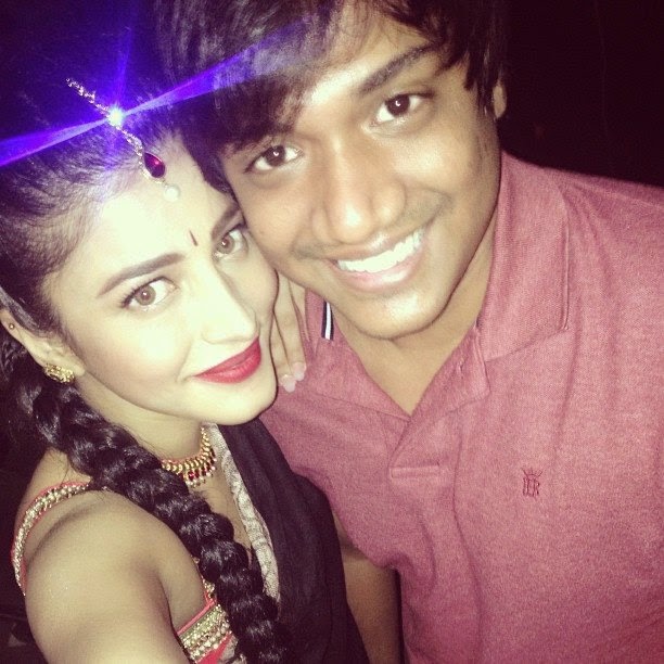 Shruti Haasan Selfie with Sanjay Shruti Haasan's Candid Selfie Pics,Shruti Haasan's Selfie Pics,Shruti Haasan Selfie Pics,Shruti Haasan Selfie images,Shruti Haasan Selfie stills,Shruti Haasan Selfie,actress Shruti Haasan Selfie Pics,Shruti Haasan's Unseen Candid Selfie Pics,Shruti Hassan