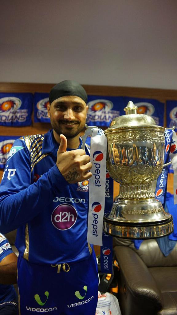 Harbhajan Singh with IPL 2015 Trophy Mumbai Indians with IPL 2015 Trophy,Mumbai Indians,Mumbai Indians IPL 2015,Mumbai Indians Win Second IPL Crown,Mumbai Indians Win Second IPL Trophy,Mumbai Indians lift the trophy,Rohit Sharma,Mumbai Indians saunter to second title win,Indian Premier Leagu