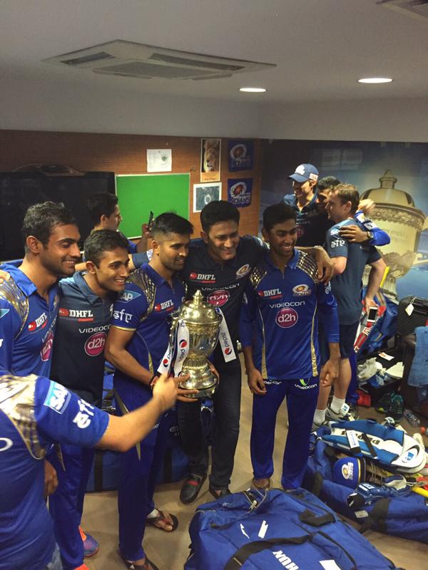 Anil Kumble Mumbai Indians with IPL 2015 Trophy,Mumbai Indians,Mumbai Indians IPL 2015,Mumbai Indians Win Second IPL Crown,Mumbai Indians Win Second IPL Trophy,Mumbai Indians lift the trophy,Rohit Sharma,Mumbai Indians saunter to second title win,Indian Premier Leagu