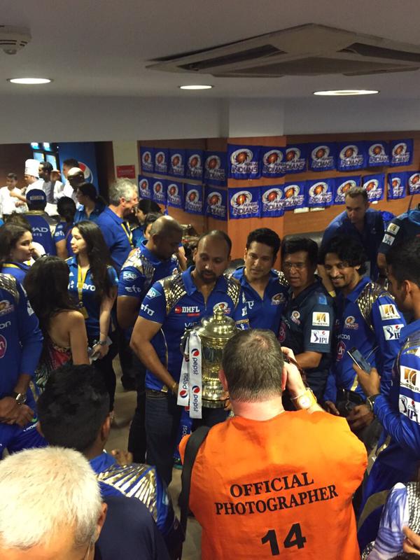 Sachin Tendulkar Mumbai Indians with IPL 2015 Trophy,Mumbai Indians,Mumbai Indians IPL 2015,Mumbai Indians Win Second IPL Crown,Mumbai Indians Win Second IPL Trophy,Mumbai Indians lift the trophy,Rohit Sharma,Mumbai Indians saunter to second title win,Indian Premier Leagu