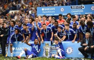 Chelsea celebrate with the trophy after winning the Barclays Premier League,Chelsea,Barclays Premier League,Football,Barclays Premier League final,Premier League trophy,Chelsea FC,Sunderland AFC,Didier Drogba,Petr Cech,Dick Advocaat,Chelsea boss Jose Mour