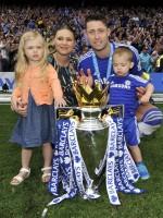 Chelsea celebrate with the trophy after winning the Barclays Premier League,Chelsea,Barclays Premier League,Football,Barclays Premier League final,Premier League trophy,Chelsea FC,Sunderland AFC,Didier Drogba,Petr Cech,Dick Advocaat,Chelsea boss Jose Mour