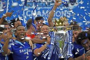 Chelsea celebrate with the trophy after winning the Barclays Premier League,Chelsea,Barclays Premier League,Football,Barclays Premier League final,Premier League trophy,Chelsea FC,Sunderland AFC,Didier Drogba,Petr Cech,Dick Advocaat,Chelsea boss Jose Mour