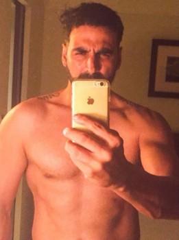 Akshay Kumar goes shirtless in his first 'Selfish Selfie'