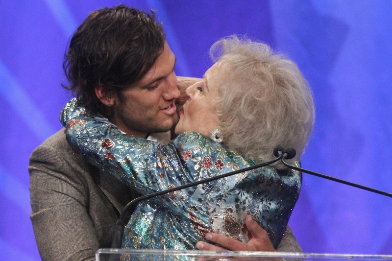 Actors Alex Pettyfer (L) and Betty White kiss during the 24th Annual GLAAD Media Awards When the Stars Kiss,Stars Kiss,celebrities lock lips,lock lips,celebs lock lips,kiss the stars with me,kiss the stars horse,kiss the stars chords,Kiss the Stars,lip lock,hot kiss,hot kiss pics,hot kiss images,hot kiss stills