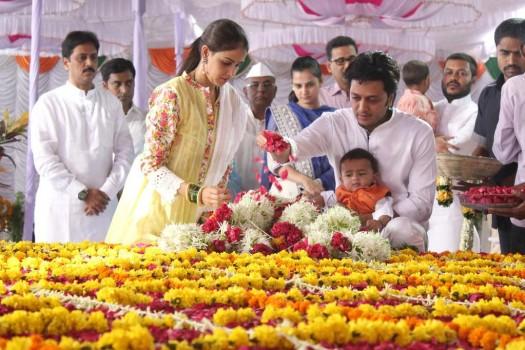 Riaan paying his respects to his grandfather Vilasrao Deshmukh