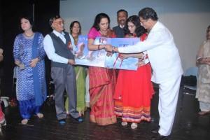 Hema Malini launches Choo Lein Aasmaan book,Choo Lein Aasmaan book,Hema Malini,actress Hema Malini,Hema Malini at Choo Lein Aasmaan book launch,Hema Malini pics,Hema Malini images,Hema Malini photos,Hema Malini stills,Hema Malini pictures