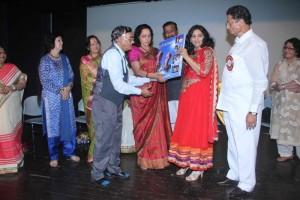 Hema Malini launches Choo Lein Aasmaan book,Choo Lein Aasmaan book,Hema Malini,actress Hema Malini,Hema Malini at Choo Lein Aasmaan book launch,Hema Malini pics,Hema Malini images,Hema Malini photos,Hema Malini stills,Hema Malini pictures