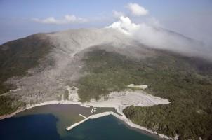 Japan's Shinmoedake Volcano Erupts,Shinmoedake Volcano Erupts,Mount Shindake volcano,volcano,eruption of Japan's,Volcanic lightning,japan's shinmoedake volcano erupts,volcanic lightning is seen above shinmoedake,shinmoedake peak erupts