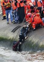 Heroic Diver Saves Crew Member,Professional diver Guan Dong,Guan Dong,Chinese Premier Li Keqiang,Yangtze River