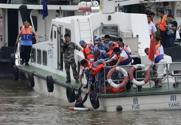Chinese Ship Capsizes on Yangtze: Heroic Diver Saves Crew Member ...