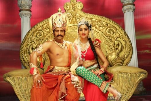 Santhanam and Akila Kishore stills from Innimey Ippadithaan Movie