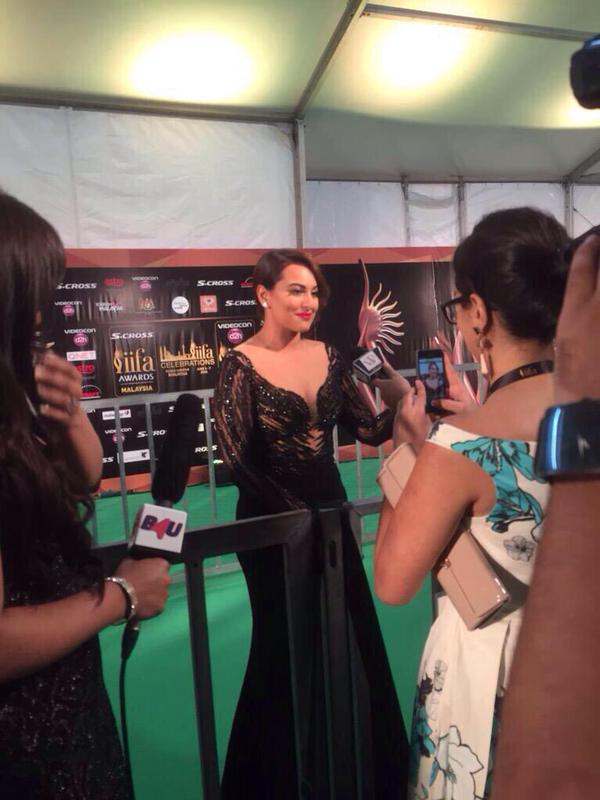 Sonakshi Sinha at IIFA Awards 2015 Green Carpet IIFA 2015 Live Pics,IIFA 2015,IIFA 2015 live updates,IIFA Awards 2015,IIFA MAlaysia,IIFA awards,International Indian Film Academy Awards,IIFA Awards pics,IIFA Awards images,IIFA Awards photos,IIFA Awards stills,IIFA Awards 2015 Green Carpet